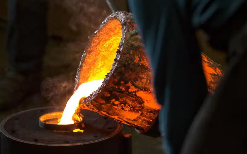 A fundição em areia é um processo de fundição tradicional e amplamente utilizado.