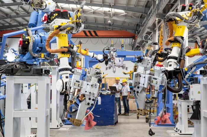 Análise das vantagens de diferentes materiais no processamento de máquinas em larga escala