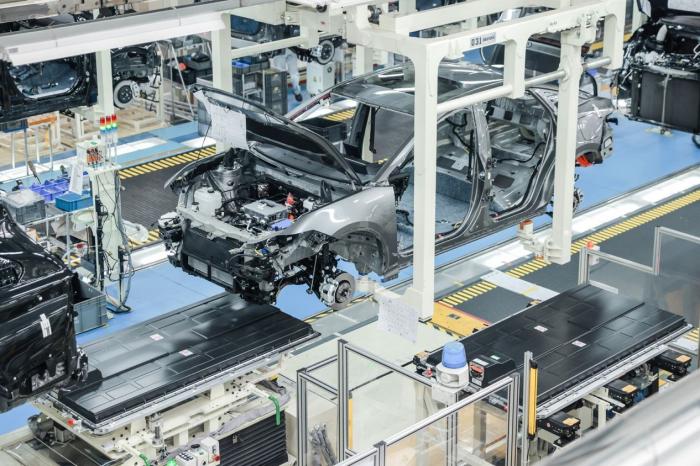 Implementa uma manutenção abrangente de primeiro nível para processamento de molde CNC